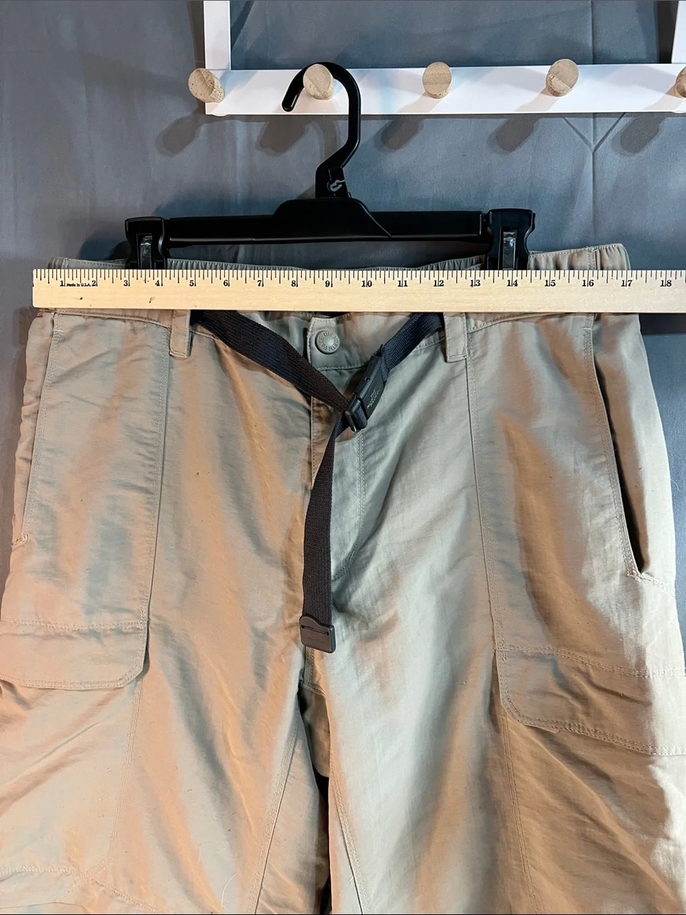 The North Face Men's Cargo Pants in Beige convertible turns into shorts men’s LG